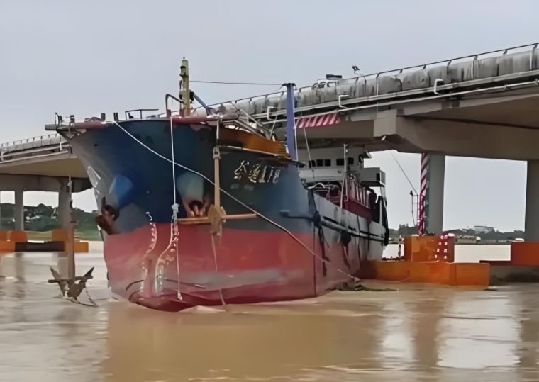 预防超高船舶撞桥，采用激光探测器进行防护，及时报警劝阻停下！