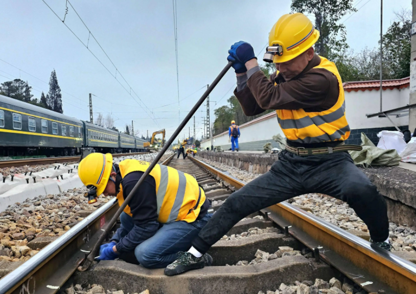铁路工程维保项目，应用列车接近报警系统，以科技筑牢安全防线！