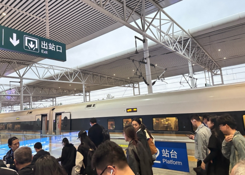 科技赋能安全出行，飞天光电站台越线防护系统，让候车安心无忧！